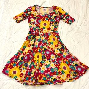 Super cute spring dress with some stretch and beautiful vibrant colors